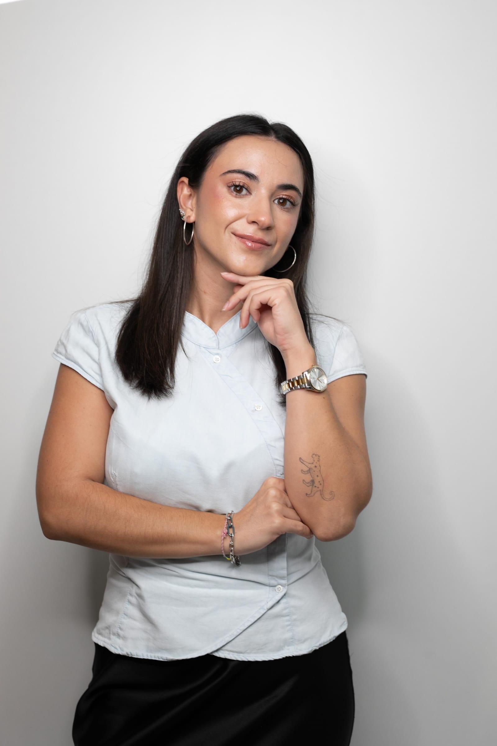 Retrato de Elena Sánchez Carrasco con camisa clara